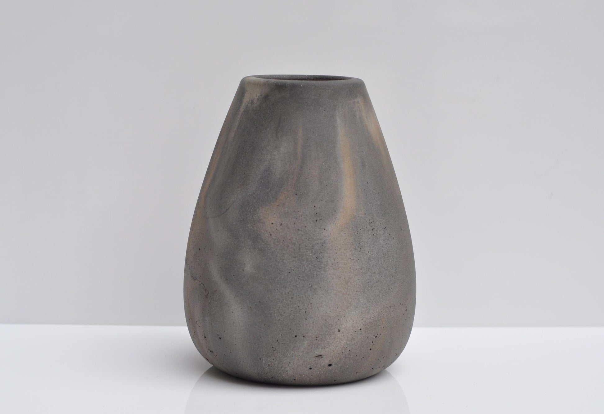 large-concrete-vase-grey-orange-side