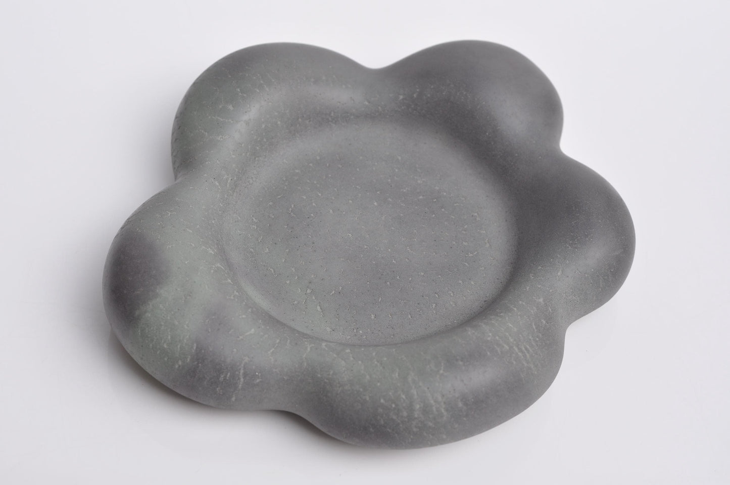 Modern flower-shaped concrete accessory tray