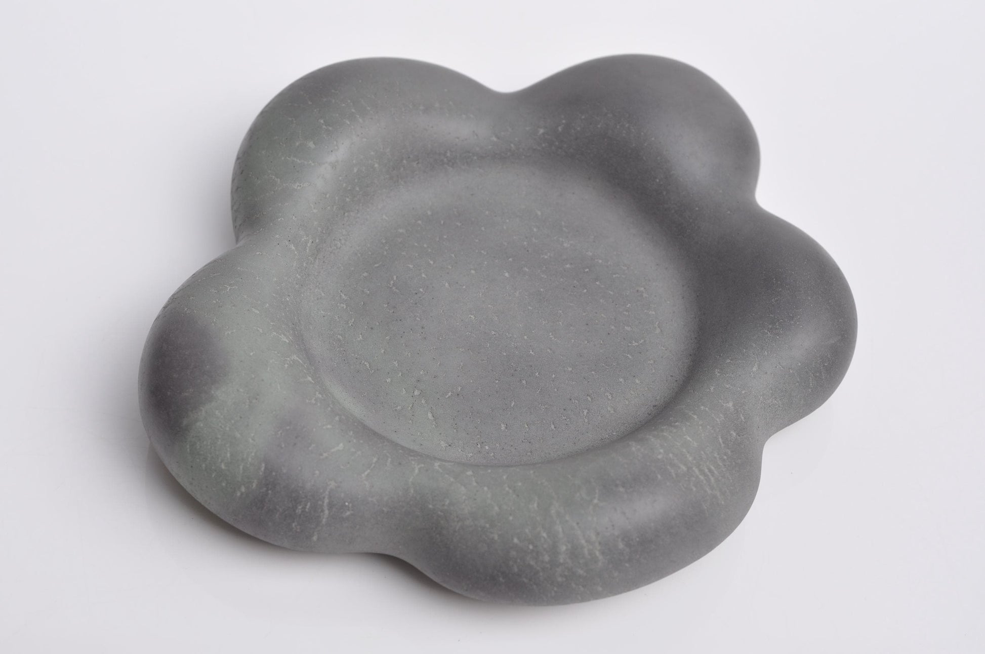 Modern flower-shaped concrete accessory tray