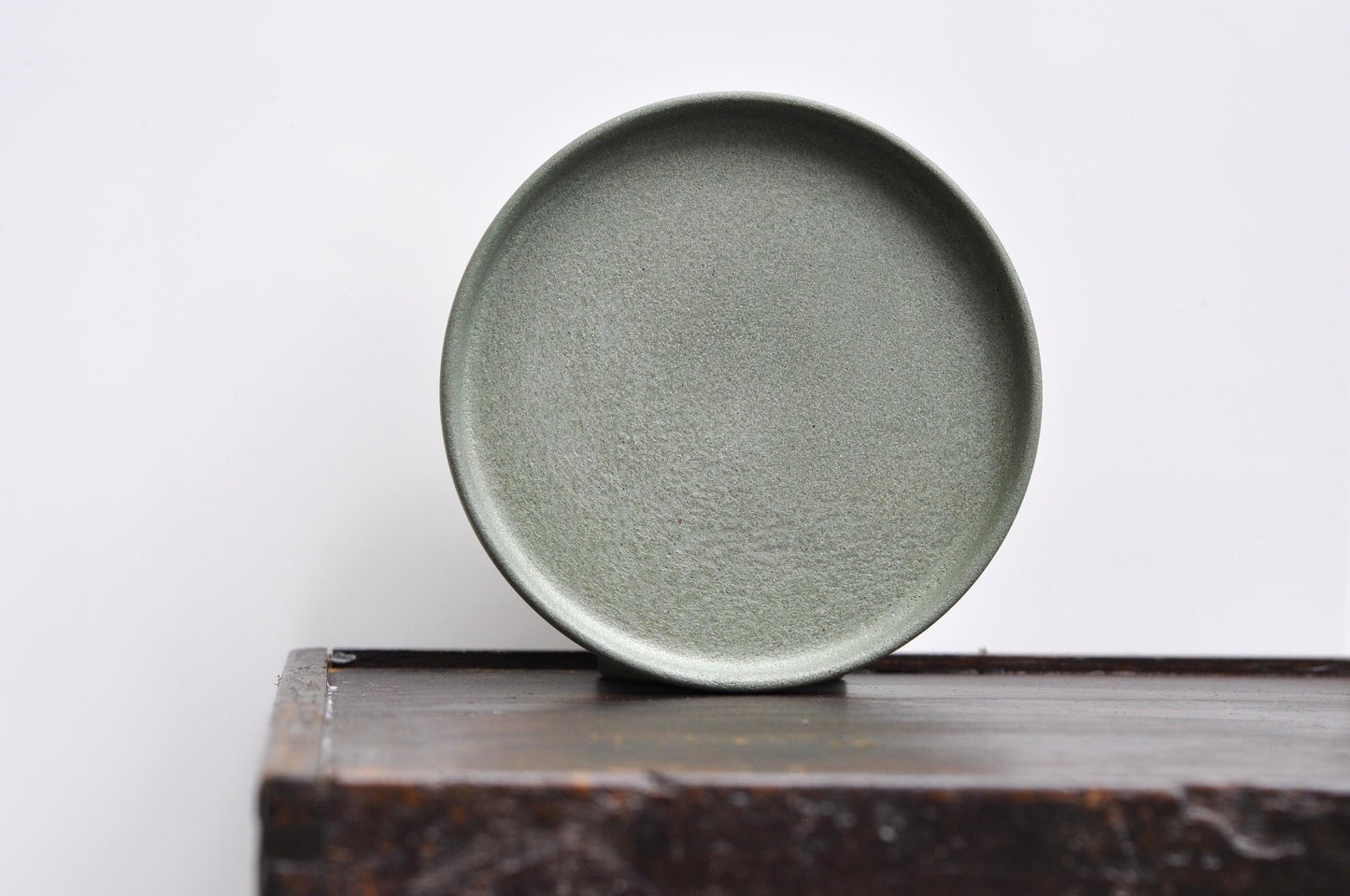 Round concrete tray for keys and jewelry